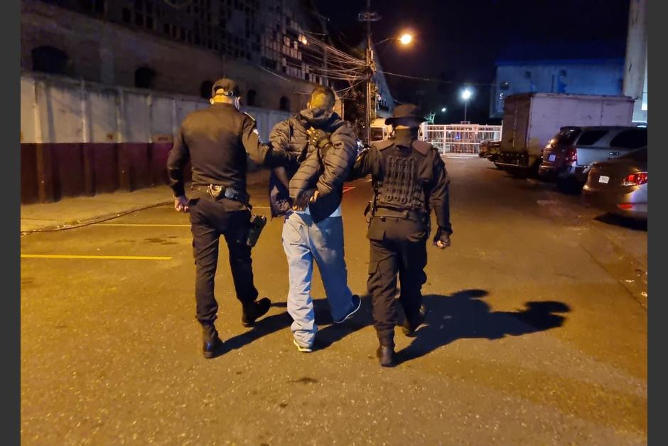 Las autoridades detuvieron a un hombre que tiene 15 antecedentes por distintos delitos. (Foto: PNC)