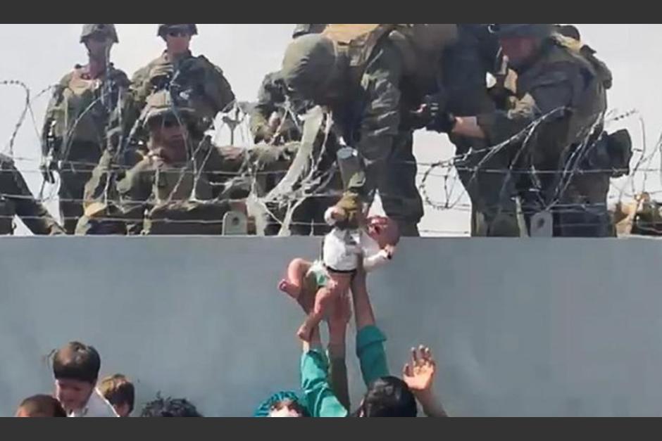 El beb&eacute; se perdi&oacute; entre el caos durante la huida de Afganist&aacute;n hacia Estados Unidos. (Foto: Twitter)