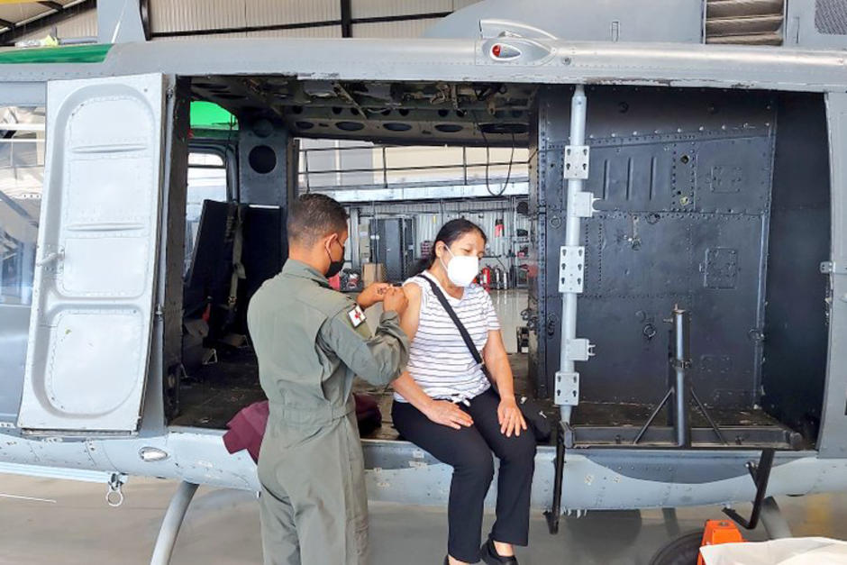 La Fuerza Aérea ofrece una forma inusual de vacunarse contra el Covid-19. (Foto: Ejército de Guatemala)