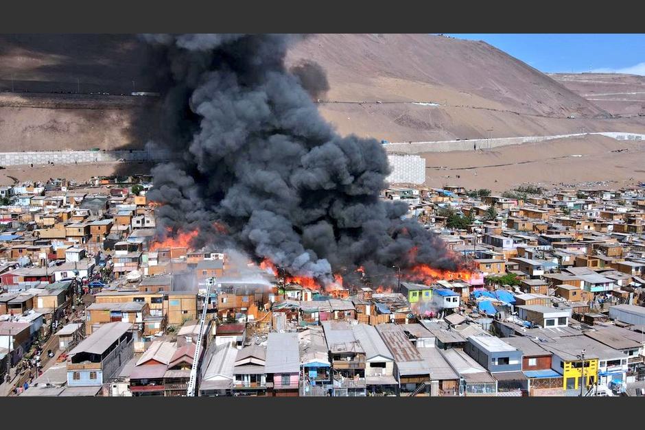 Un incendio de grandes proporciones afectó a más de 40 viviendas en una comunidad en Chile. (Foto: Bomberos de Chile)