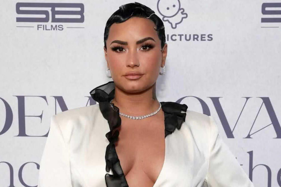 Demi Lovato mostró el tatuaje que se hizo en la cabeza tras salir de rehabilitación. (Foto: AFP)