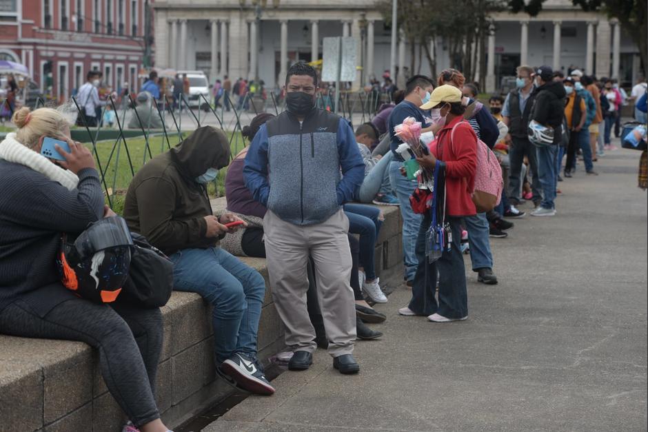 Largas filas de personas esperan para realizarse prueba de covid-19. (Foto: Wilder López/Soy502)