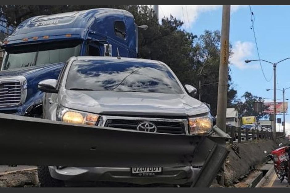 Una triple colisi&oacute;n se registr&oacute; en el Anillo Perif&eacute;rico y zona 7, en donde se registran complicaciones de tr&aacute;nsito. (Foto: Bomberos Municipales)