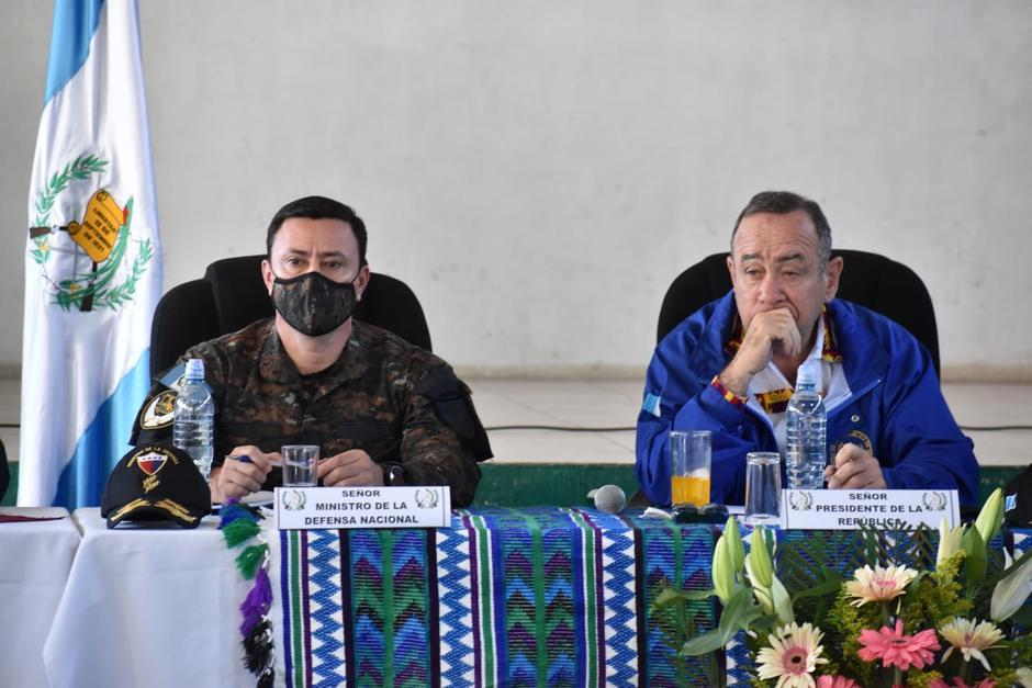 El presidente Alejandro Giammattei junto con el ministro de la Defensa, Henry Reyes Chigua, en Sololá. (Foto: Presidencia)