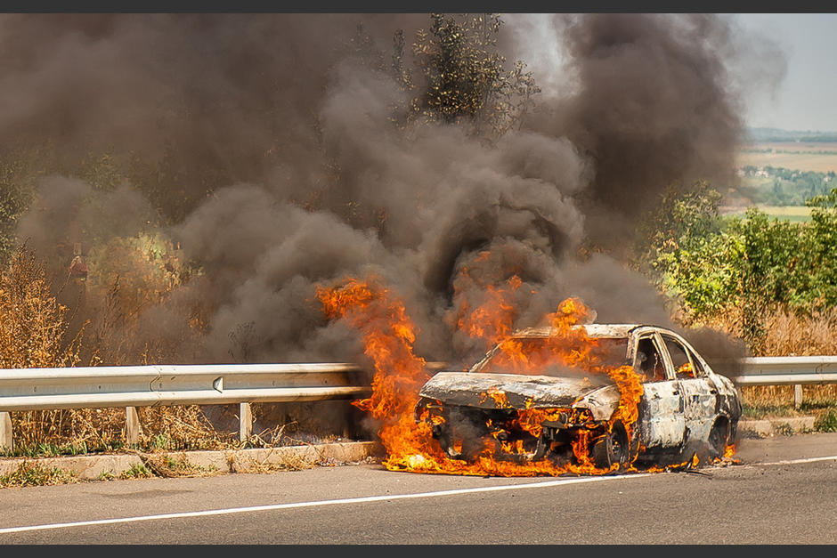Una colisión en la ruta al Pacífico provocó que un vehículo se incendiara tras el impacto. (Foto: Shutterstock)