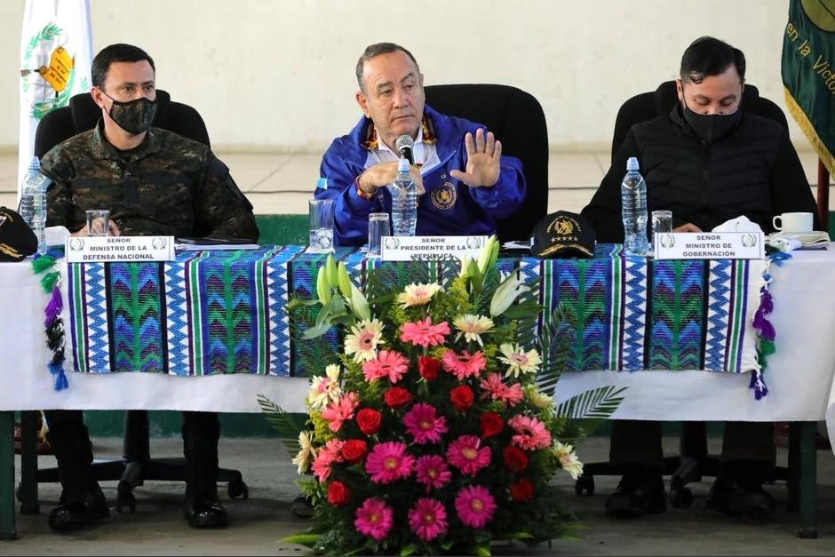 El presidente Alejandro Giammattei, junto con los ministros de Gobernación, Gendry Reyes; y de Defensa, Henry Reyes; en una reunión en Sololá. (Foto: Presidencia)