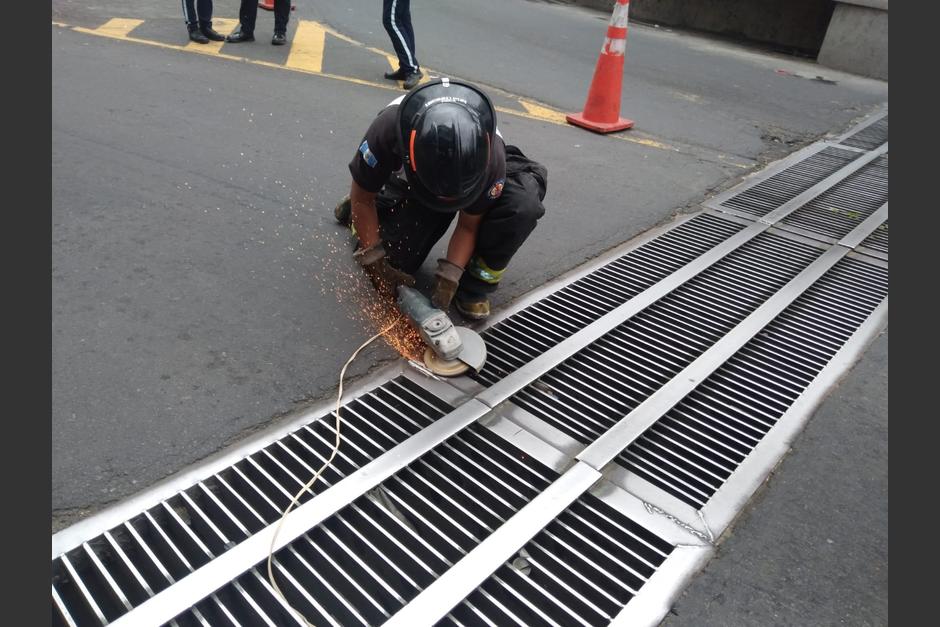 Los bomberos Voluntarios trabajaron con herramienta industrial para abrir la tapa y rescatar al perro. (Foto: Bomberos Voluntarios)