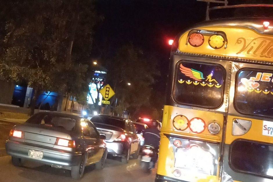 Durante la noche del martes 11 de enero, decenas de automóviles se quedaron varados en la Avenida Petapa y Atanasio Tzul. (Foto: Twitter)