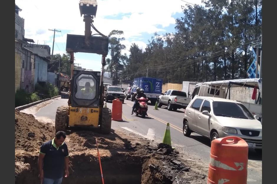 La movilidad sobre la avenida Petapa y calzada Atanasio Tzul podría complicarse debido a los trabajos en la reparación de una tubería. (Foto: PMT Villa Nueva)