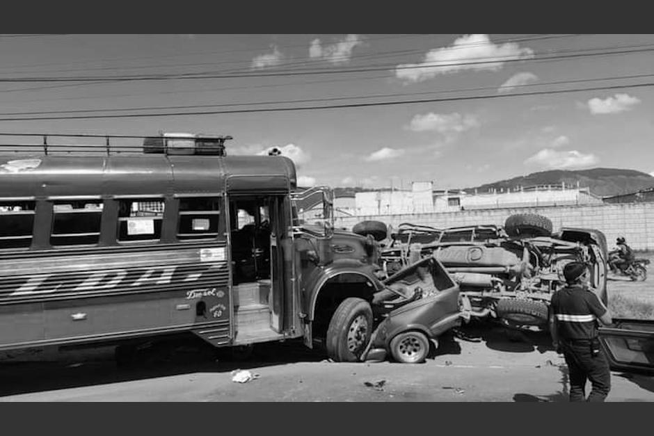 El piloto de un bus de transportes Esmeralda perdi&oacute; el control e impacto de frente contra dos veh&iacute;culos. (Foto: Bomberos Departamentales)