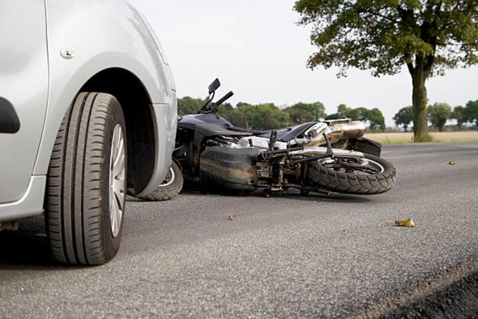 El accidente de tránsito entre motocicleta y vehículo fue captado por una cámara de seguridad.&nbsp; (Foto: iStock)&nbsp;
