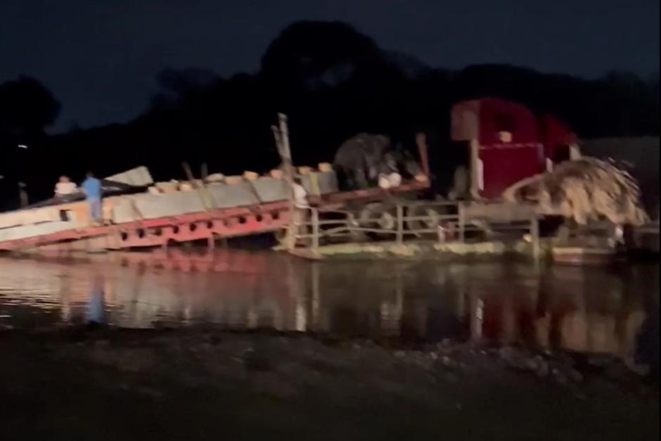 El trailer estaba sobrecargo y daño el ferry de Sayaxché. (Foto: captura de pantalla)&nbsp;
