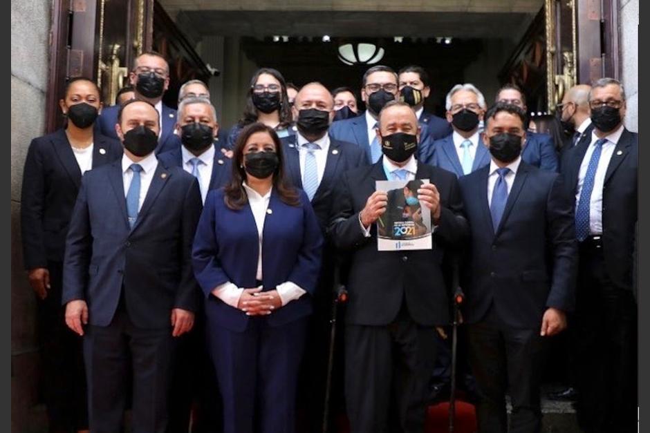 El presidente Alejandro Giammattei acompa&ntilde;ado de su Gabinete de Gobierno, luego de presentar su segundo informe en el Congreso. (Foto: Twitter/DrGiammattei)