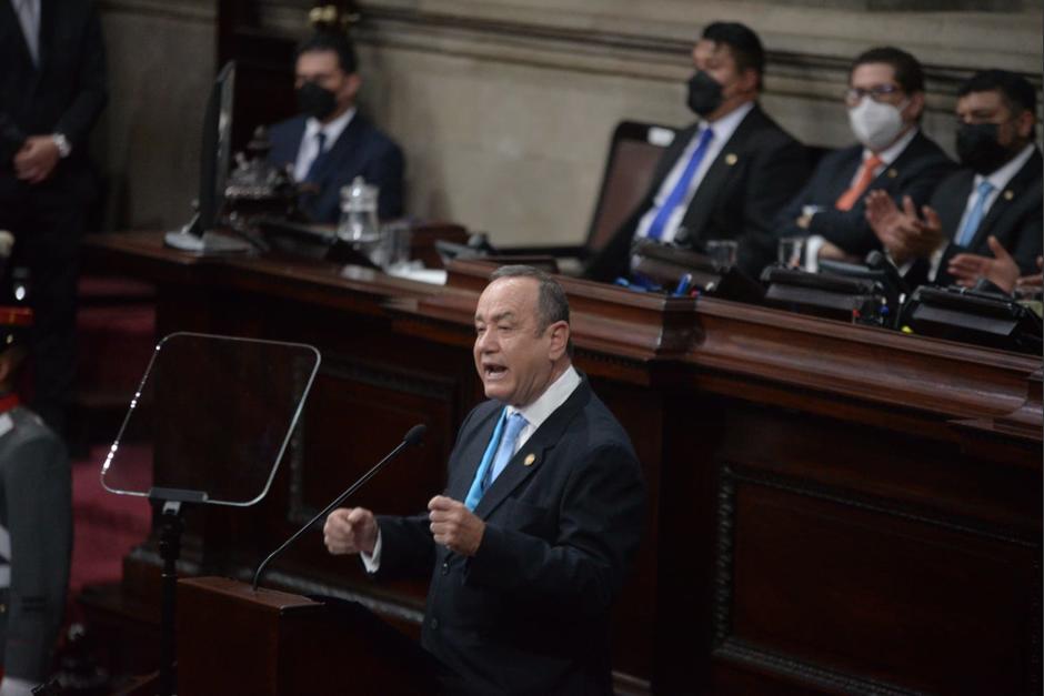 El presidente Alejandro Giammattei rindió su segundo informe de Gobierno ante algunos diputados del Congreso. (Foto: Wilder López/Soy502)