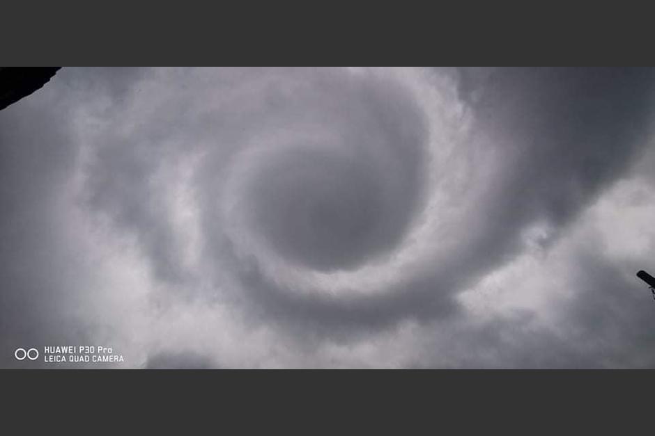 La formación de unas nubes provocó alarma entre los vecinos de Patzún, Chimaltenango. (Foto: Twitter/Yoseelin)