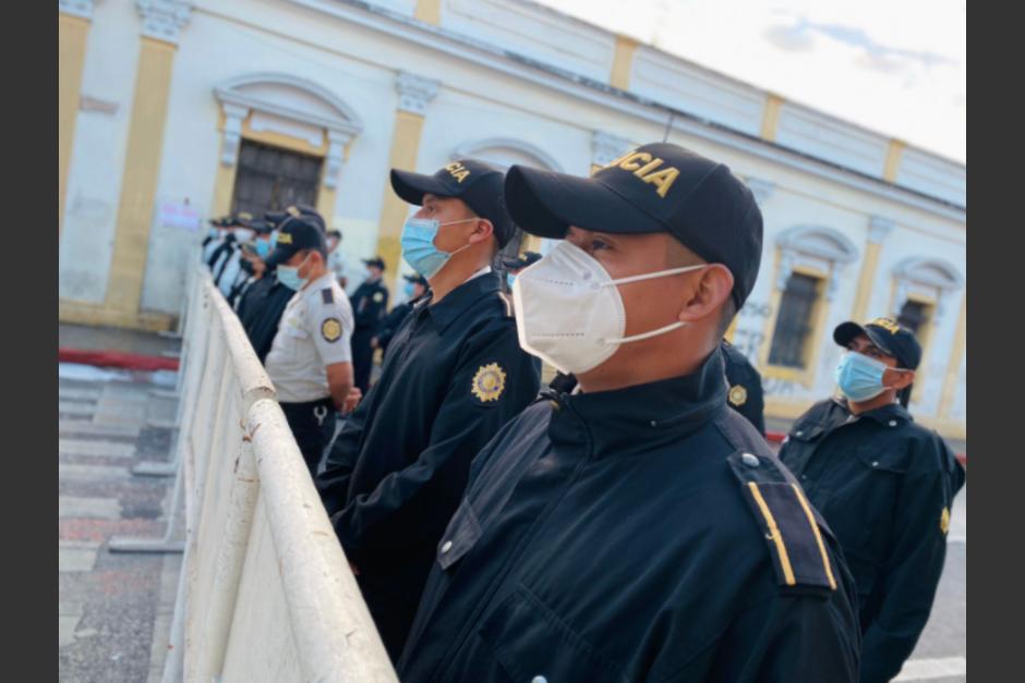 Decenas de Agentes de la PNC realizaron una valla humana en los alrededores del Congreso de la República. (Foto: PNC)
