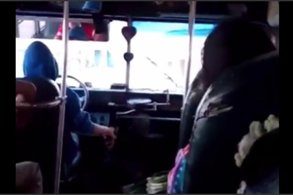 Captan a supuesto menor de edad manejando un bus extraurbano en la zona 3 de Xela. (Foto: Captura de pantalla)&nbsp;