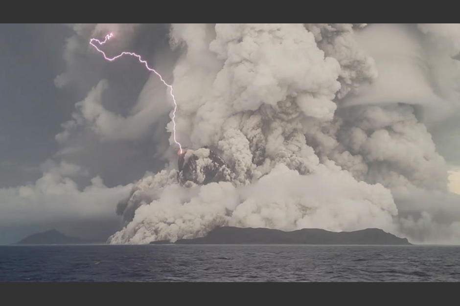 La erupción provocó un fuerte tsunami. (Foto: Twitter)