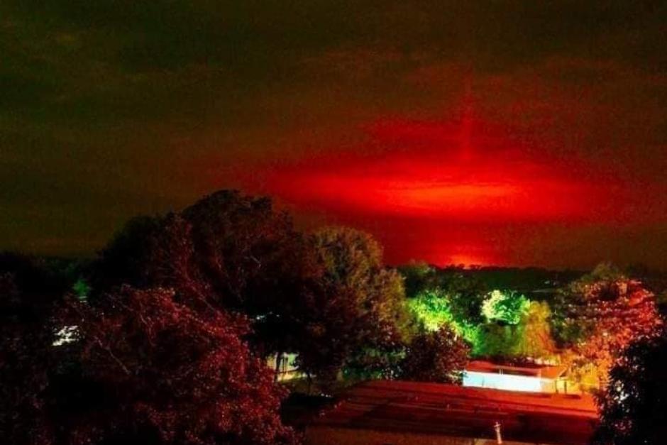 La luz rojiza se pudo observar en Sayaxché, Petén, la noche del 15 de enero de 2022. (Foto: Facebook Flashazo Petenero)&nbsp;