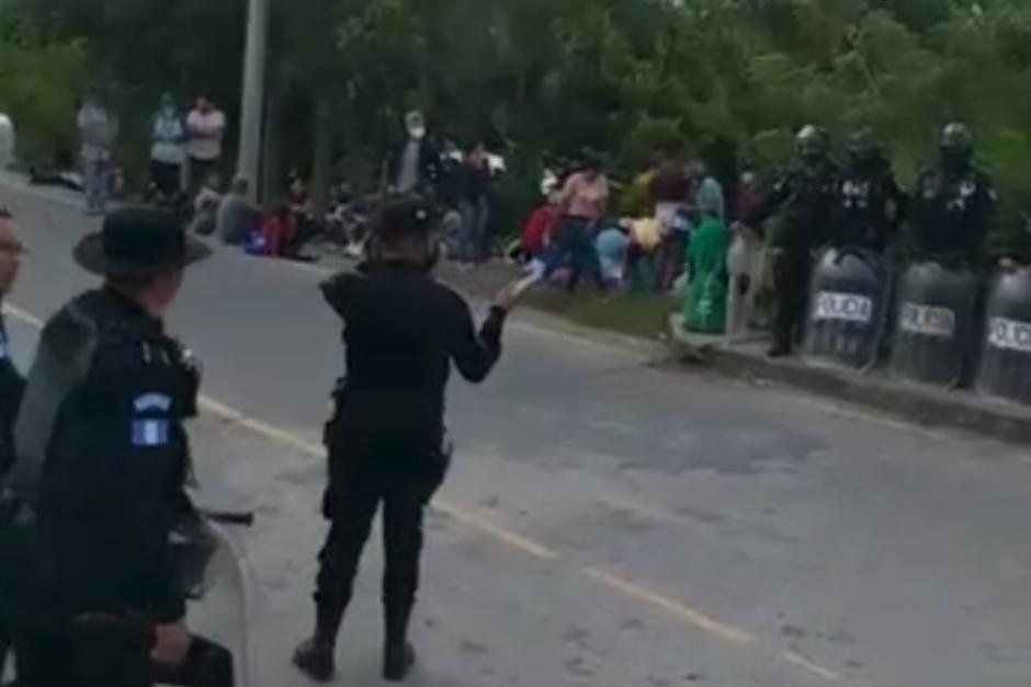 Un grupo de migrantes, en su mayoría hondureños, quiere ingresar a Guatemala, a pesar del cerco de agentes de la PNC. (Foto: captura de video)&nbsp;