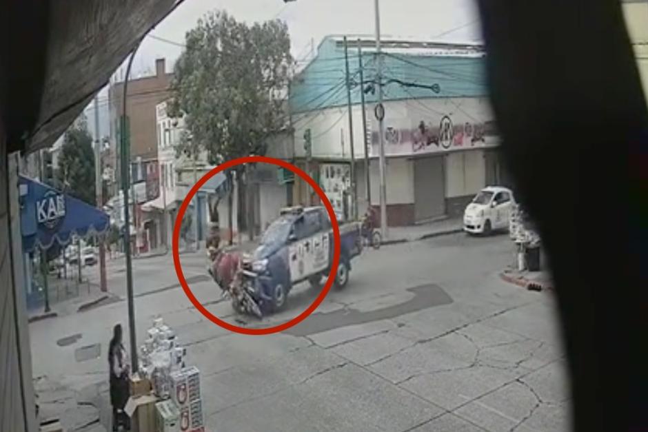 La patrulla asignada a la Inspectoría General de la PNC arrolló al motorista. (Foto: captura de video)&nbsp;