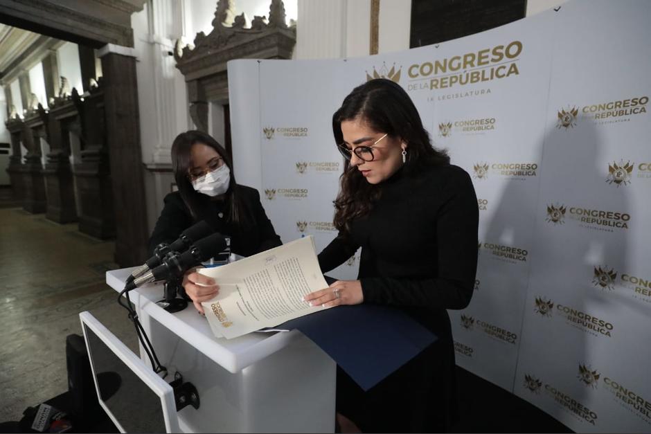 La diputada Sandra Patricia Sandoval, esposa del ministro de Gobernaci&oacute;n, Hendry Reyes, firma iniciativa de ley que permite uso de fuerza a la PNC. (Foto: Congreso)