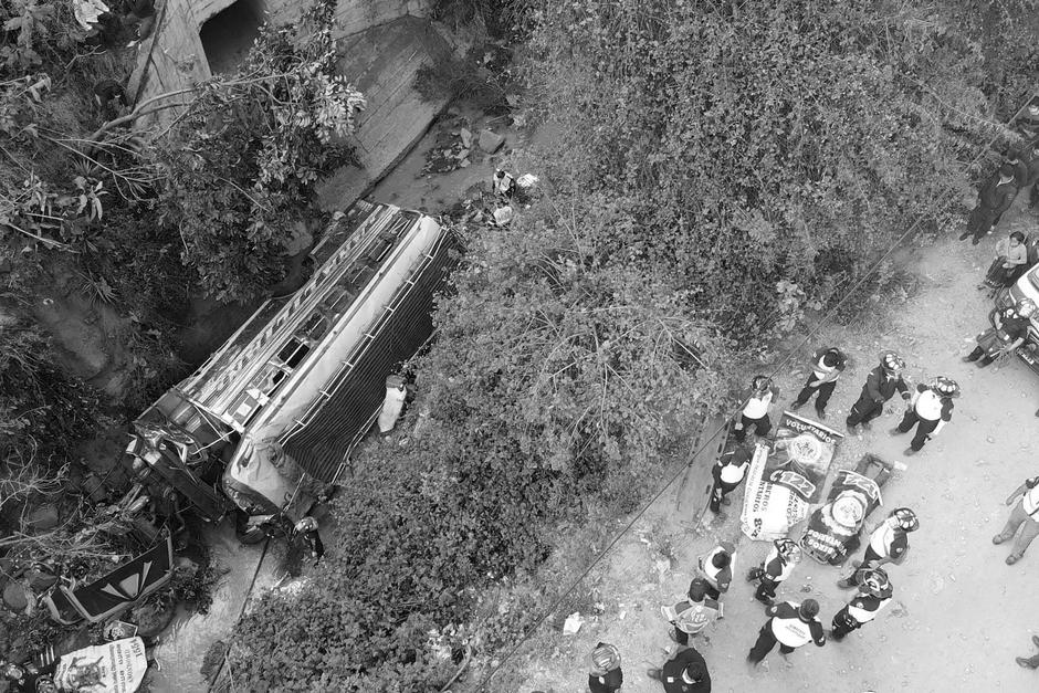 El accidente en Sumpango ocurri&oacute; el domingo 16 de enero, el bus cay&oacute; en un barranco de unos 40 metros de profundidad. (Foto: Stereo100)&nbsp;