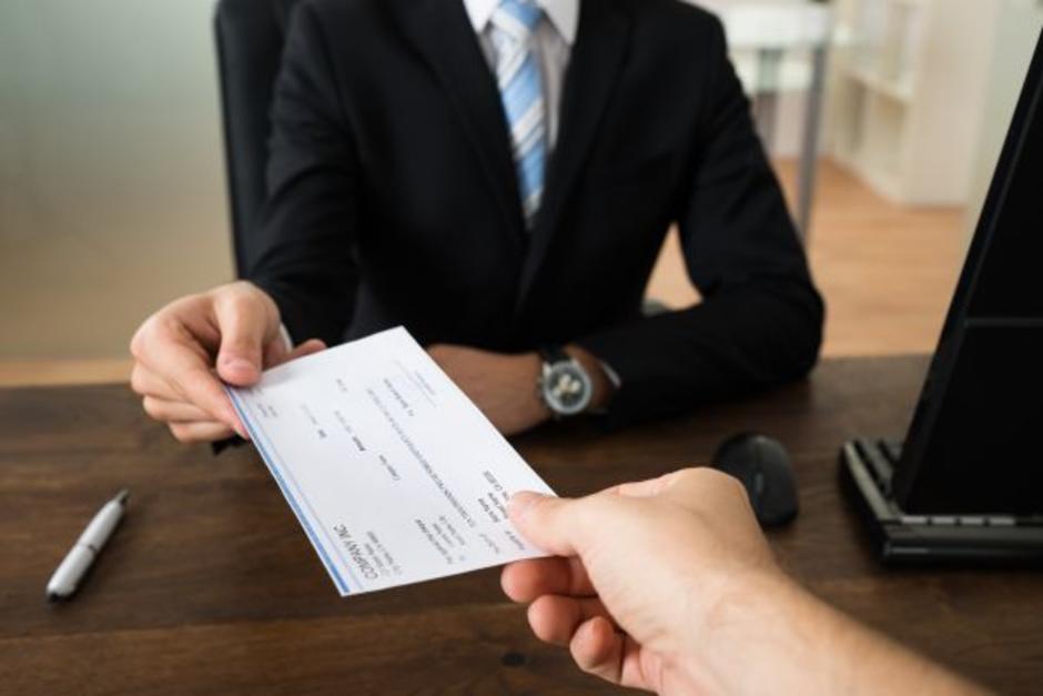 Un hombre recibi&oacute; un cheque como pago de un veh&iacute;culo, pero no ten&iacute;a fondos. (Foto: Shutterstock)