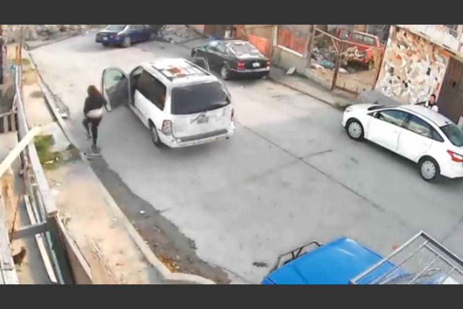 Una mujer en aparente estado de ebriedad fue detenida despu&eacute;s de chocar con otro veh&iacute;culo y dejar que este cayera en un canal con tres menores abordo. (Foto: captura de video)