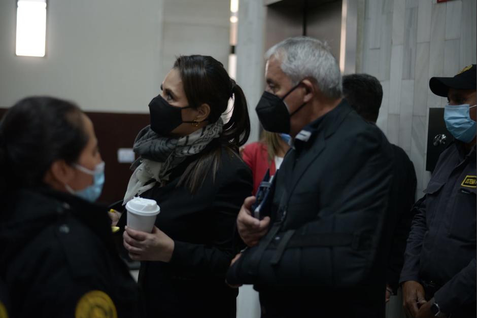 Roxana Baldetti y Otto Pérez conversan en el reencuentro en el primer día del juicio del caso La Línea. (Foto: archivo/ Wilder López /Soy502)&nbsp;