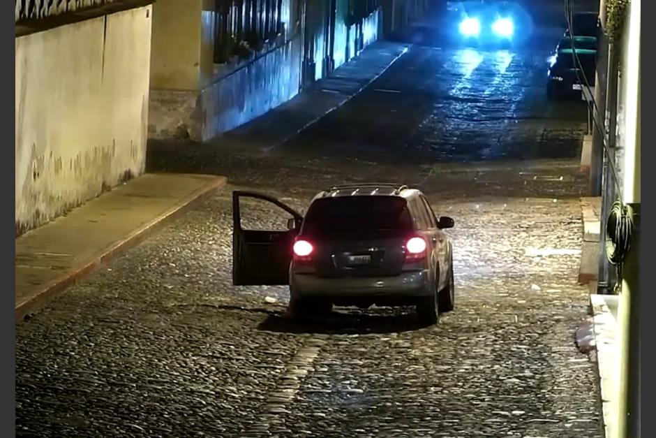 El vehículo llamó la atención de las autoridades al conducirse contra la vía. (Captura Video)