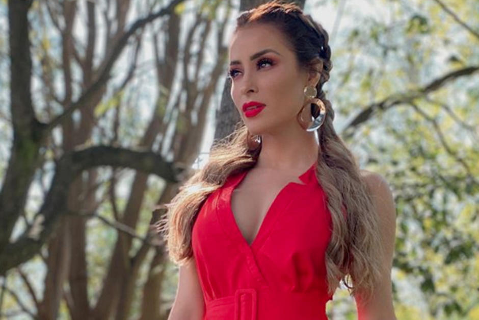 Cynthia Rodr&iacute;guez se cae en transmisi&oacute;n en vivo de Venga la Alegr&iacute;a y se le rompe la blusa. (Foto: Instagram)&nbsp;