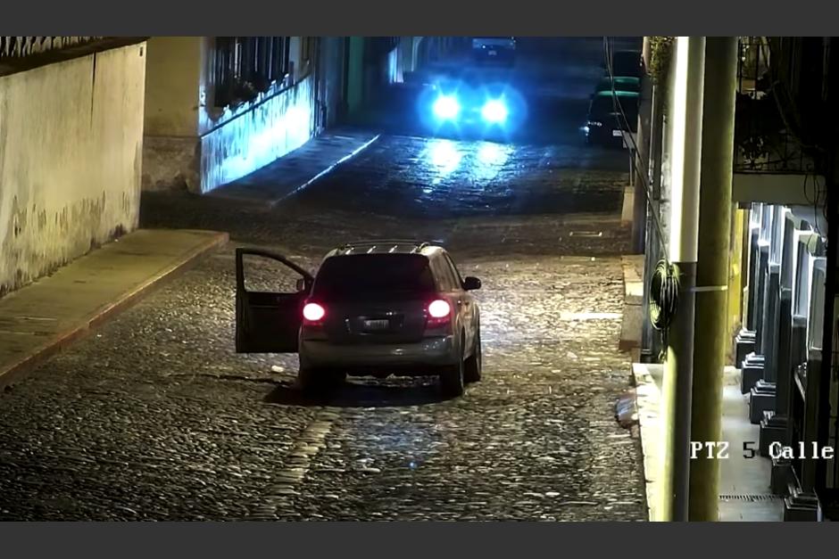 La Municipalidad de Antigua Guatemala comparti&oacute; un video en el que se muestra el momento que la mujer es introducida al veh&iacute;culo, que luego se da a la fuga. (Captura Video)