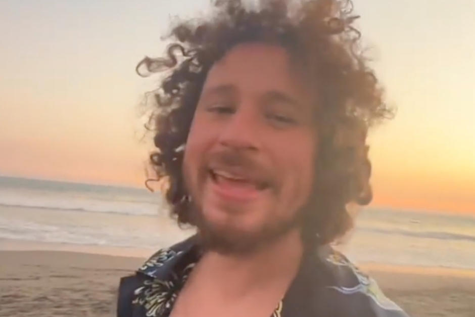 Luisito hizo este comentario acerca de la arena negra. (Foto: Instagram)