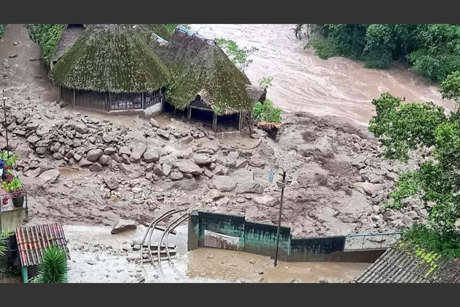 Las fuertes lluvias en Machu Picchu causaron este viernes inundaciones que dejaron una persona herida, otra desaparecida, y provocaron destrozos en edificios y en las vías férreas. (Foto: @Minsa_Peru)