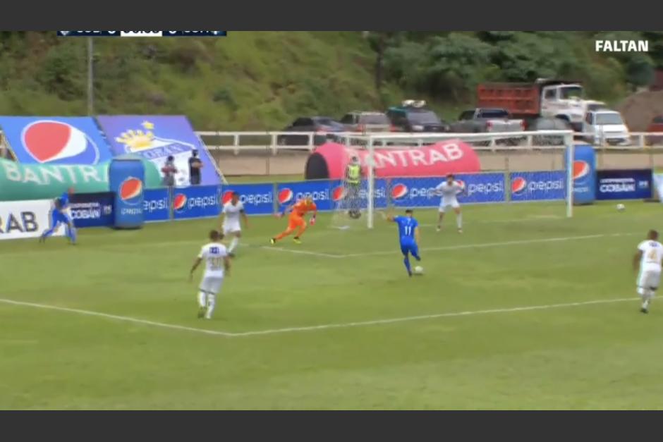 Cobán Imperial tuvo la mejor jugada del primer tiempo, pero el gol se les escapó por una mala definición. (Captura Video)