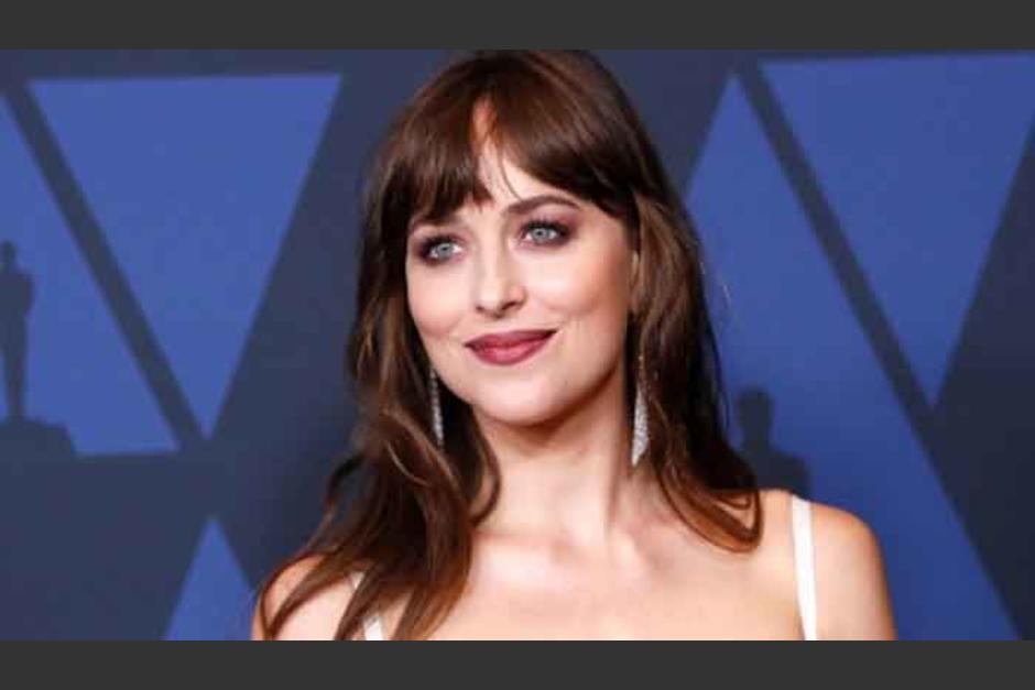 Dakota Johnson sufri&oacute; de un accidente de vestuario durante una entrevista en vivo. (Foto: Redes sociales)&nbsp;