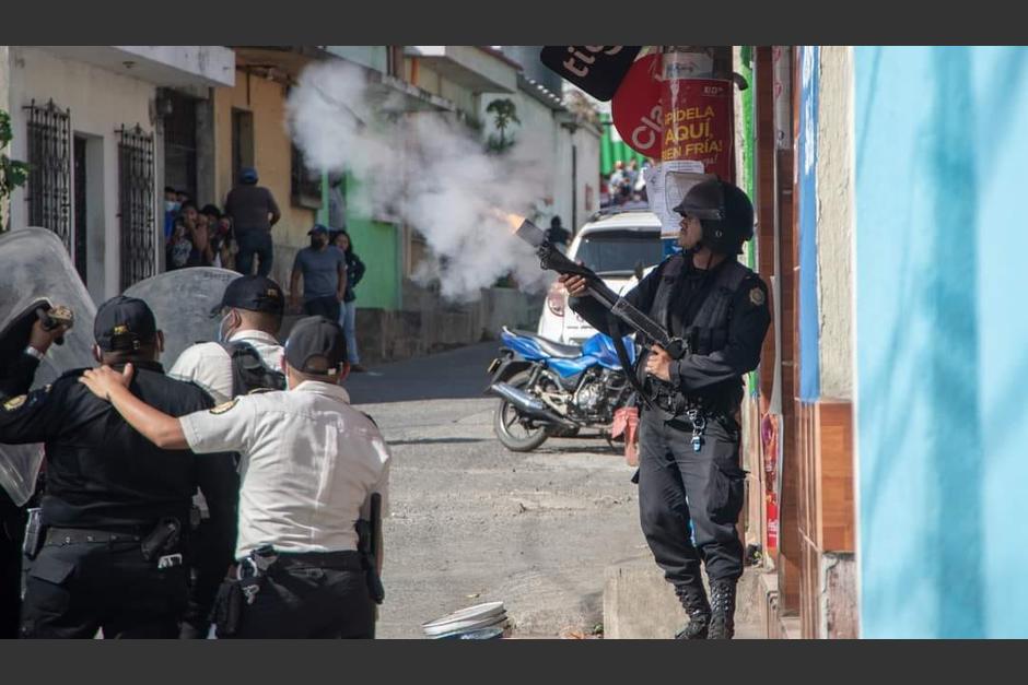 Agentes de la PNC y pobladores de Palín, Escuintla, tuvieron un violento enfrentamiento. (Foto: Soy Chapín)&nbsp;