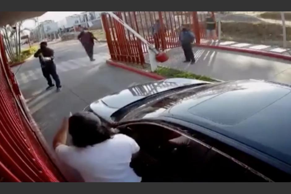 Momento en que el guardia apunta con el arma al vecino. (Foto: captura de pantalla)