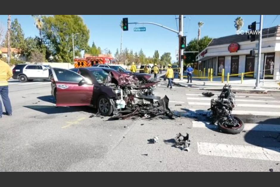 El motociclista impactó con un carro en una intersección. (Foto: Twitter)