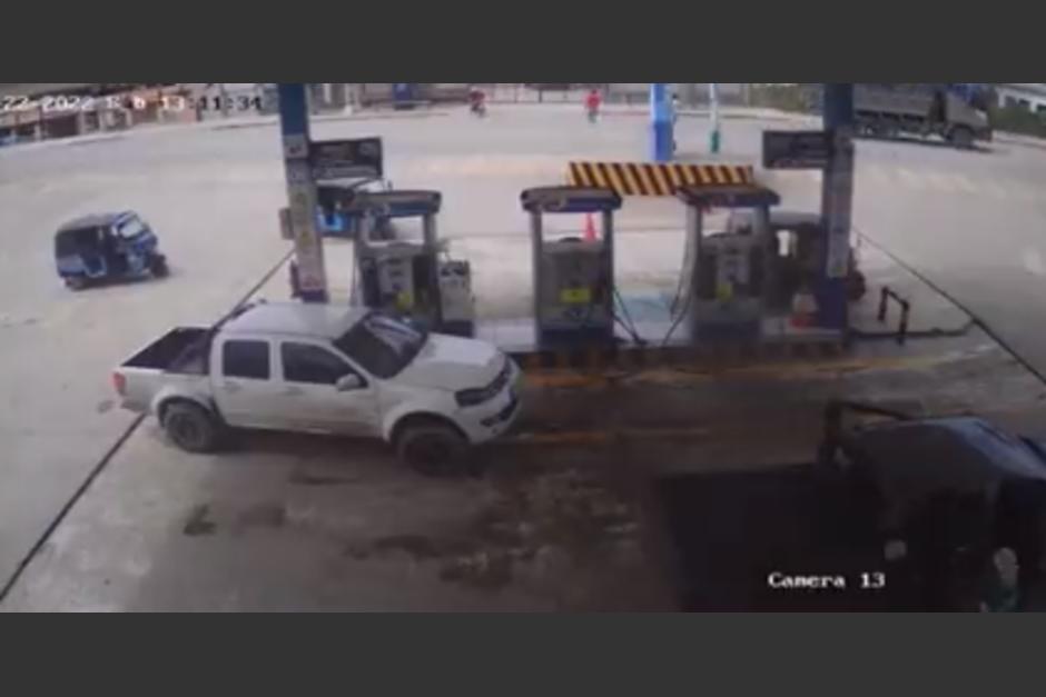 Un hombre fue atacado a balazos en el interior de una gasolinera en Ecuador. (Foto: Captura de video)
