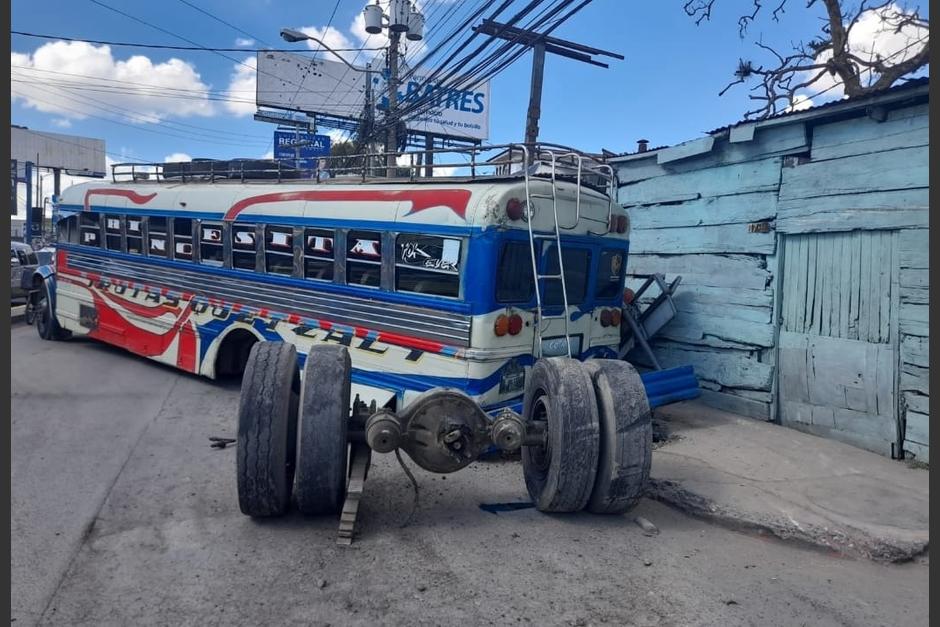 El autob&uacute;s qued&oacute; sobre la v&iacute;a principal tras sufrir el incidente en horas de la tarde. (Foto: Tr&aacute;nsito Mixco)