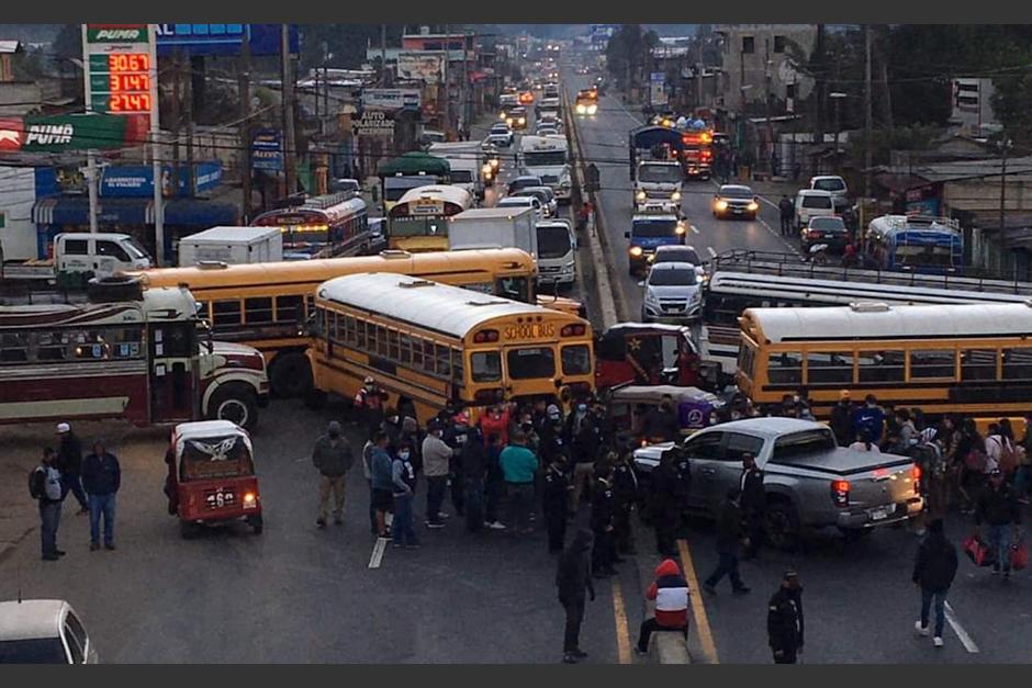 Transportistas realizaron varios bloqueos en todo el pa&iacute;s. (Foto: Cortes&iacute;a)