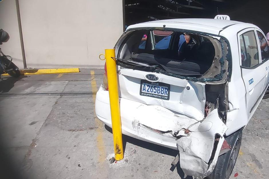 Un taxista perdi&oacute; el control y arroll&oacute; a seis personas en la Aguilar Batres, zona 12. (Foto: Bomberos Municipales)