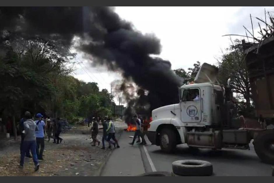 Transportistas se enfrentaron con agentes de la PNC por liberar el paso. (Foto: PNC)