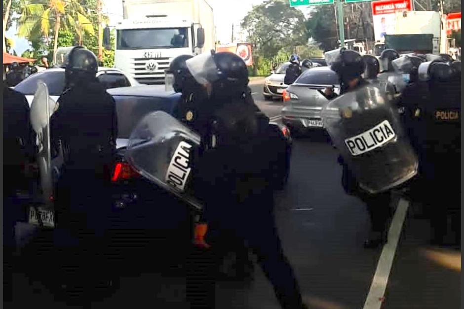 La agente es retenida por desconocidos que han realizado bloqueos en carreteras. (Foto: PNC)