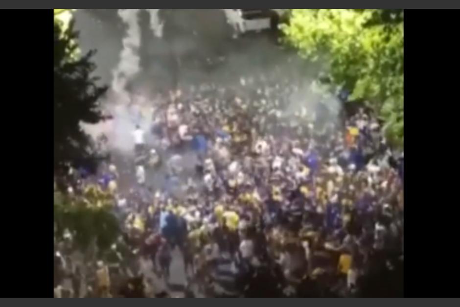 Con gases, balas de goma, recibieron las autoridades a los aficionados de Boca en el estadio Uno de Ciudad La Plata. (Foto: Captura de pantalla)