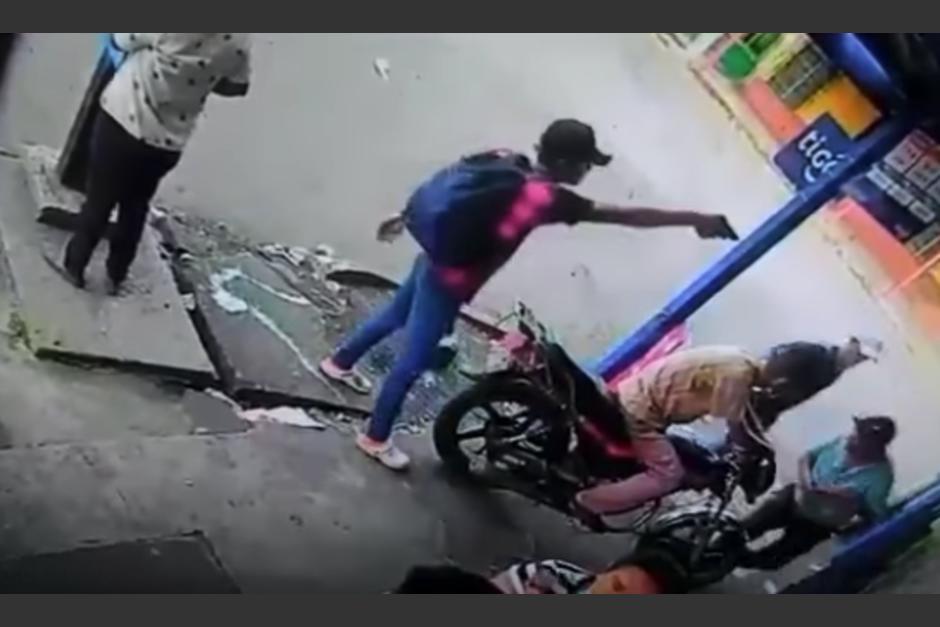 Cámara de seguridad grabó el asalto a un grupo de personas en una tienda. (Foto: Captura de pantalla)