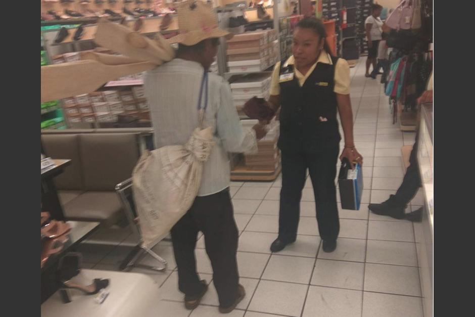 Un anciano estaba necesitando zapatos, pero recibió un noble gesto trabajadores de una tienda. (Foto: Facebook)