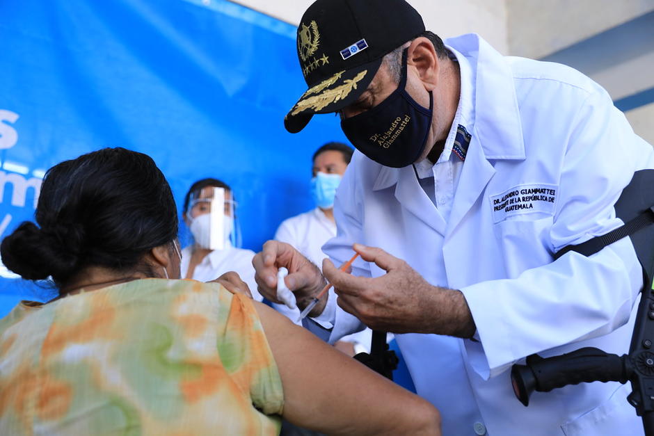 El presidente Alejandro Giammattei particip&oacute; en la jornada de vacunaci&oacute;n en el municipio San Rafael Pie de la Cuesta, San Marcos. (Foto: Presidencia)